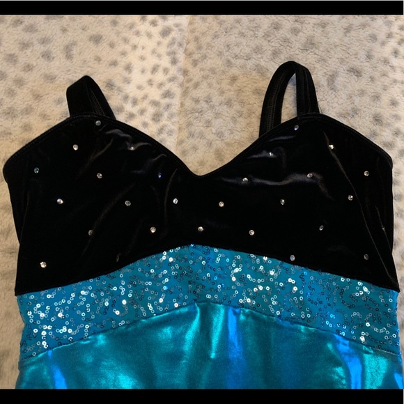 Shiny costume with velour bust & rhinestones. - Picture 6 of 9